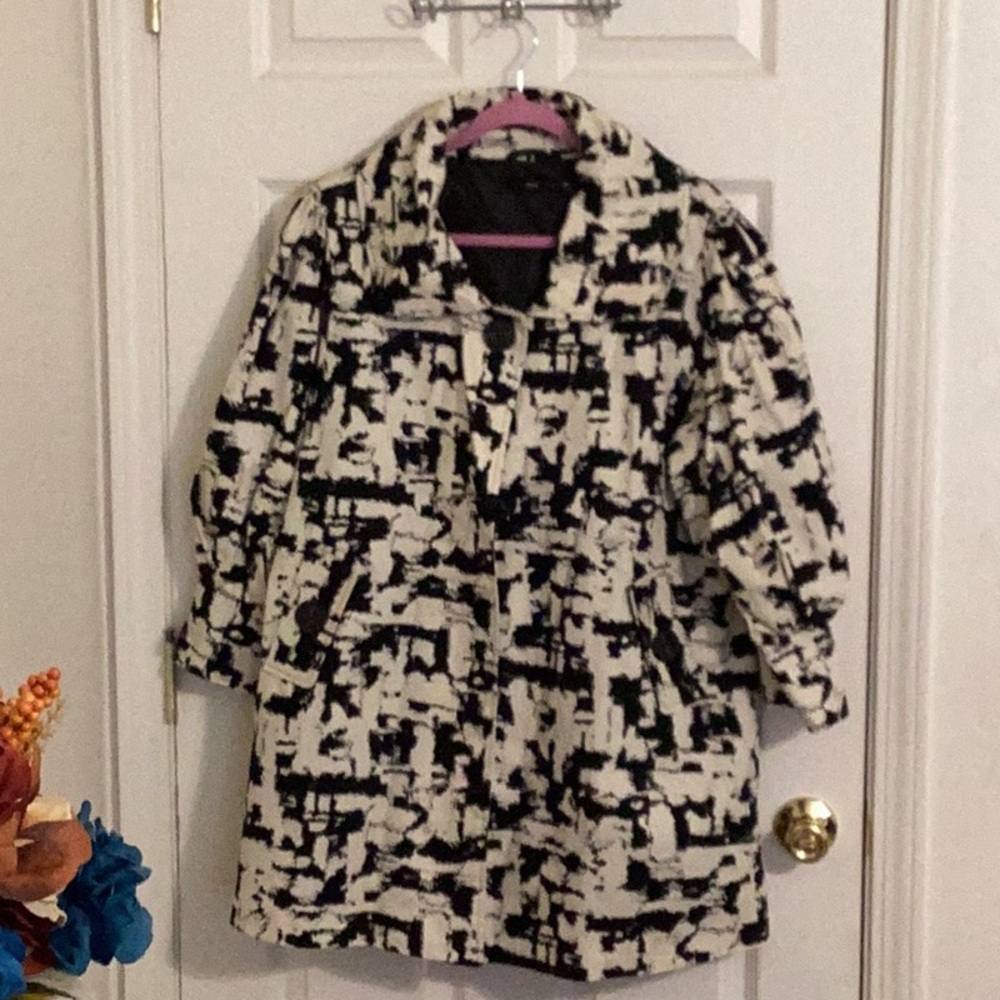 Hazel Black and white puff sleeved jacket
